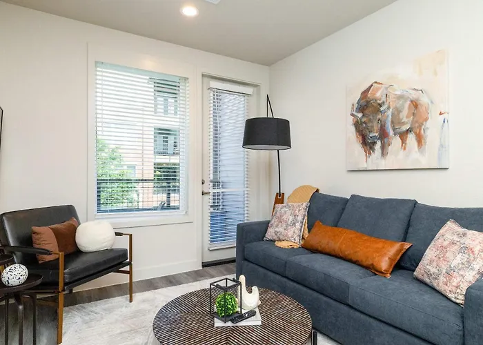 Modern In Worth - Queen Bed - Shops Apartment