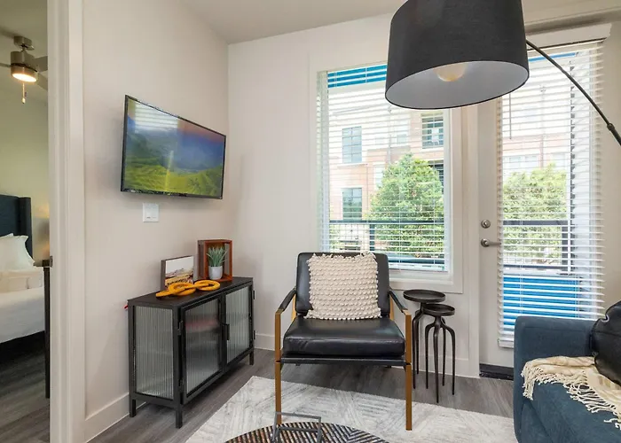 Modern In Worth - Queen Bed - Shops Apartment *