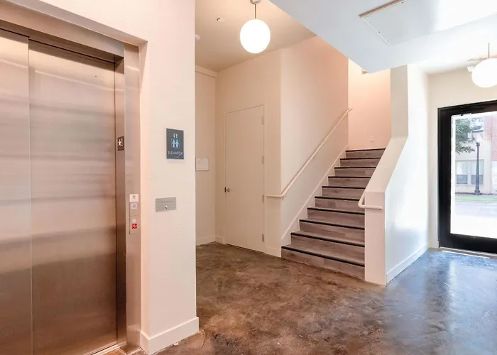 Modern In Worth - Queen Bed - Shops Fort Worth