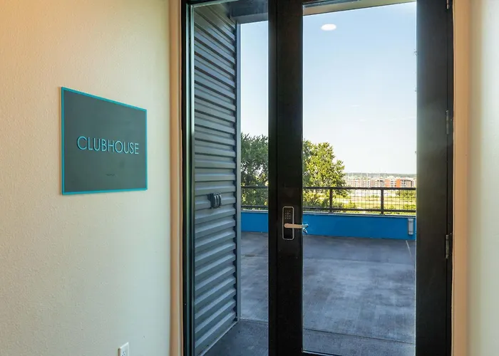 Modern In Worth - Queen Bed - Shops Apartment